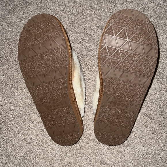 Minnetonka Slippers - 8 NWOT - Picture 3 of 3